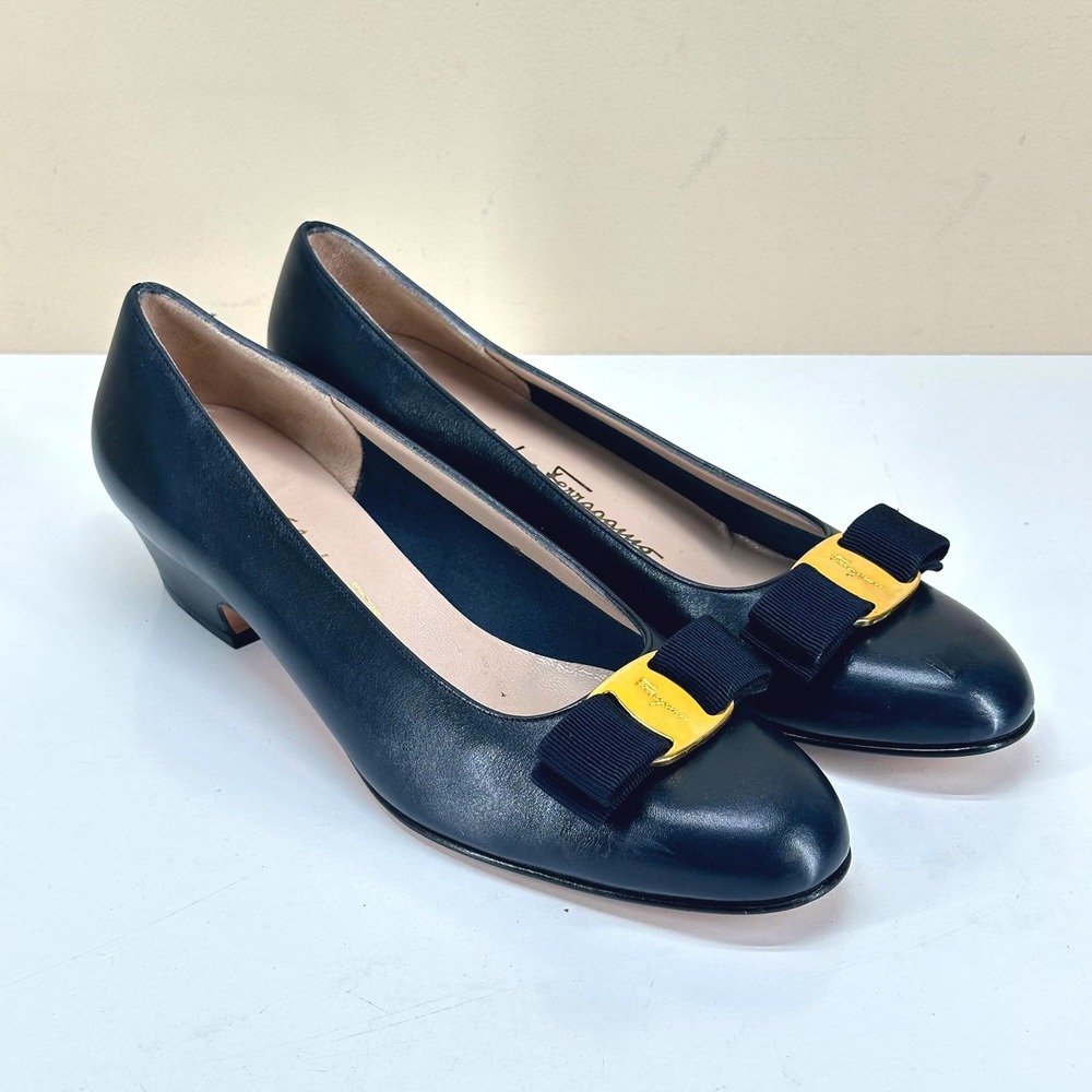 Salvatore Ferragamo Vara Pumps Womens 8.5 B Navy Blue Leather Low Heel Italy EX